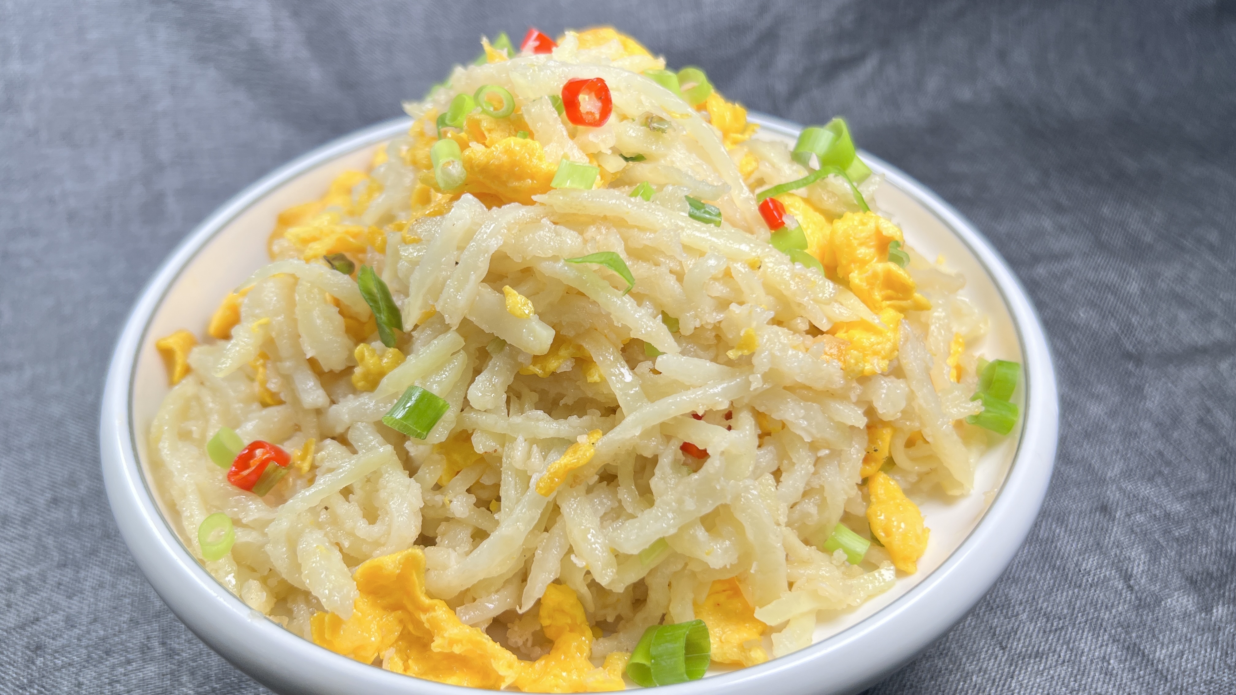 土豆炒鸡蛋新吃法,多加一步土豆绵软鸡蛋鲜嫩,好吃到停不下来