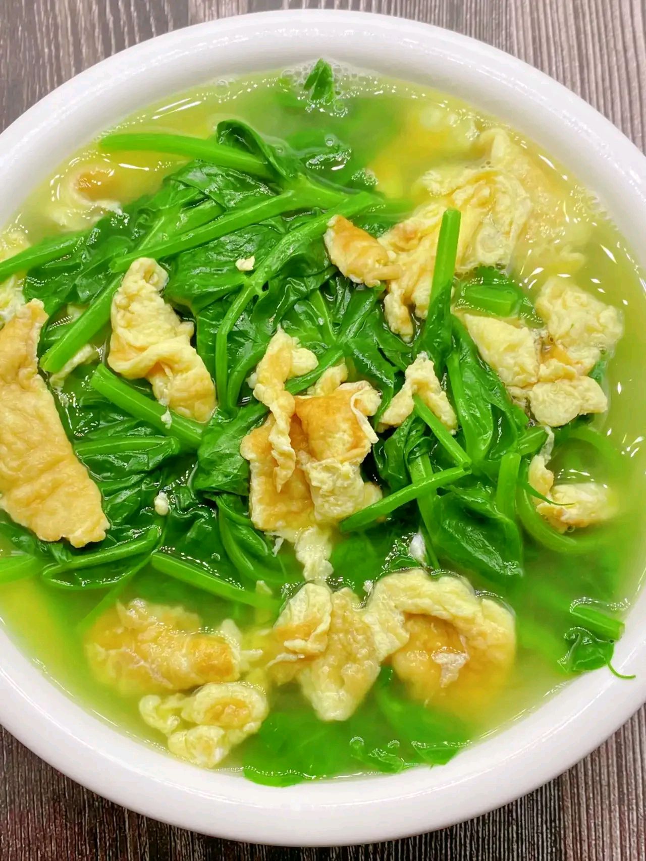 汤汁的味道鲜美可口每一口都充满了浓郁的蛋香和豌豆尖的清新
