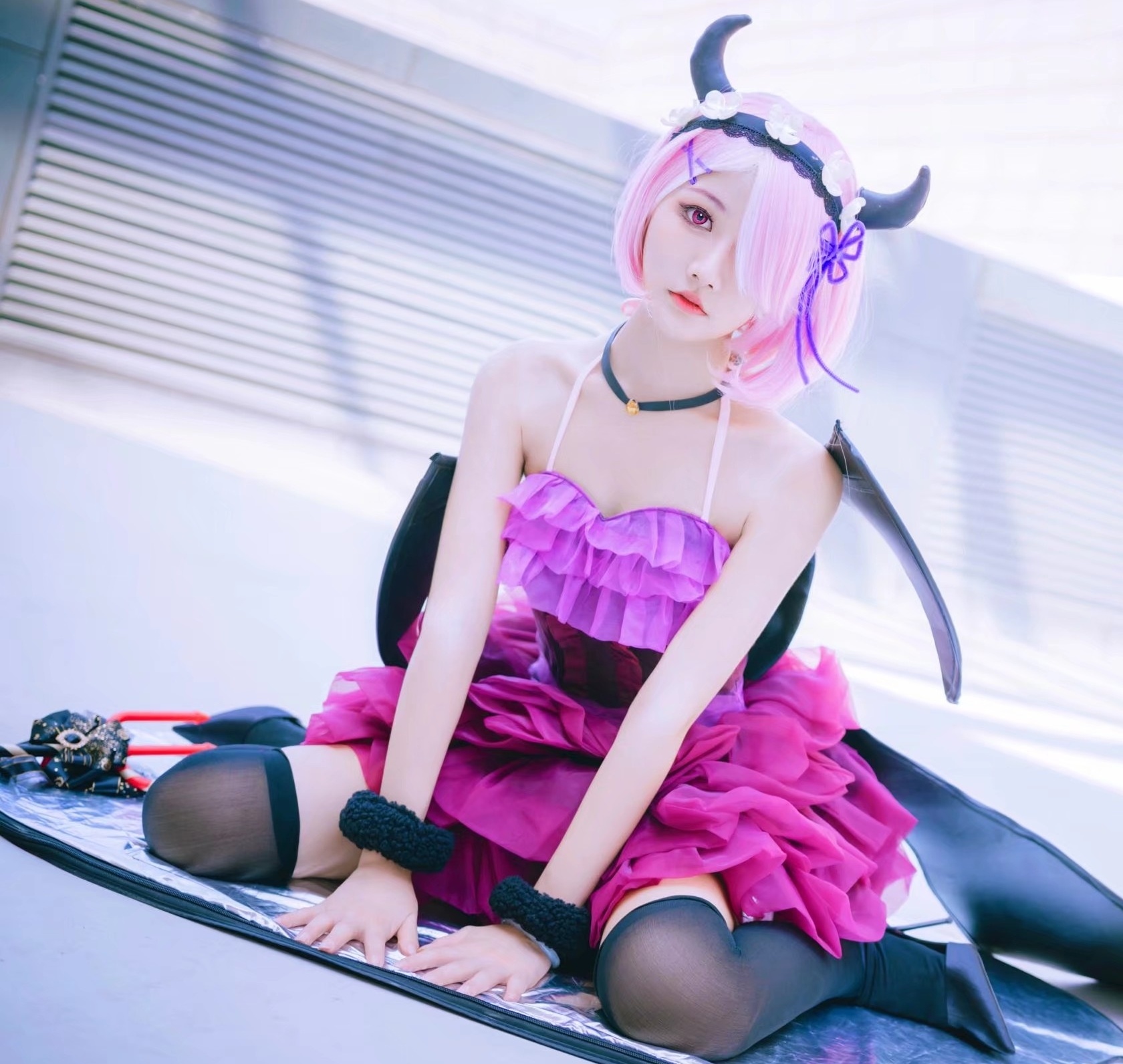 穿着过膝"黑丝"的小恶魔拉姆,coser小姐姐真是美呆了