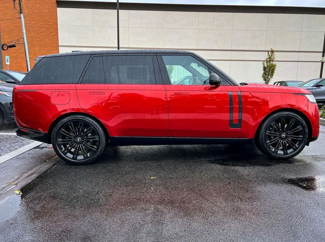 新路虎揽胜"青春版"亮相,气场全开,双色车身 四排气 4.4t动力