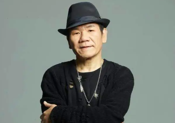 歌手赵传现身太原街头,打扮朴素引围观,全场合唱我是一只小小鸟