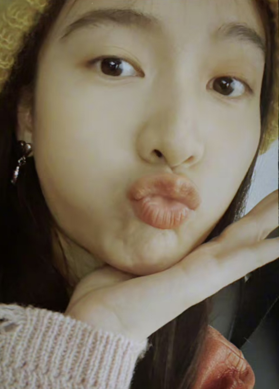 张雪迎分享生活照四连拍,嘟着嘴表情俏皮多变元气十足.