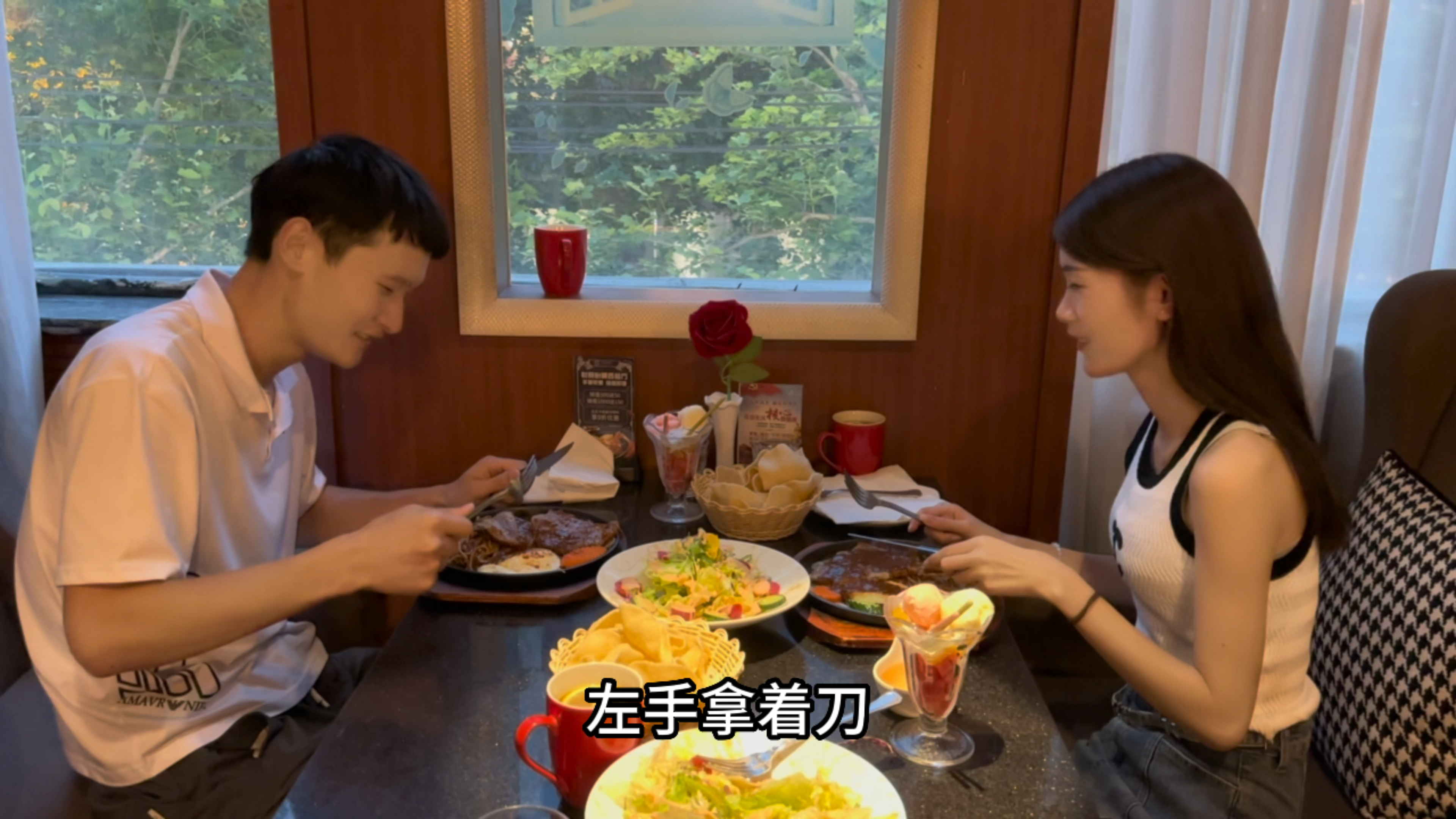 橘子带小贤吃西餐想着浪漫一下,小贤一句话瞬间整的没气氛了