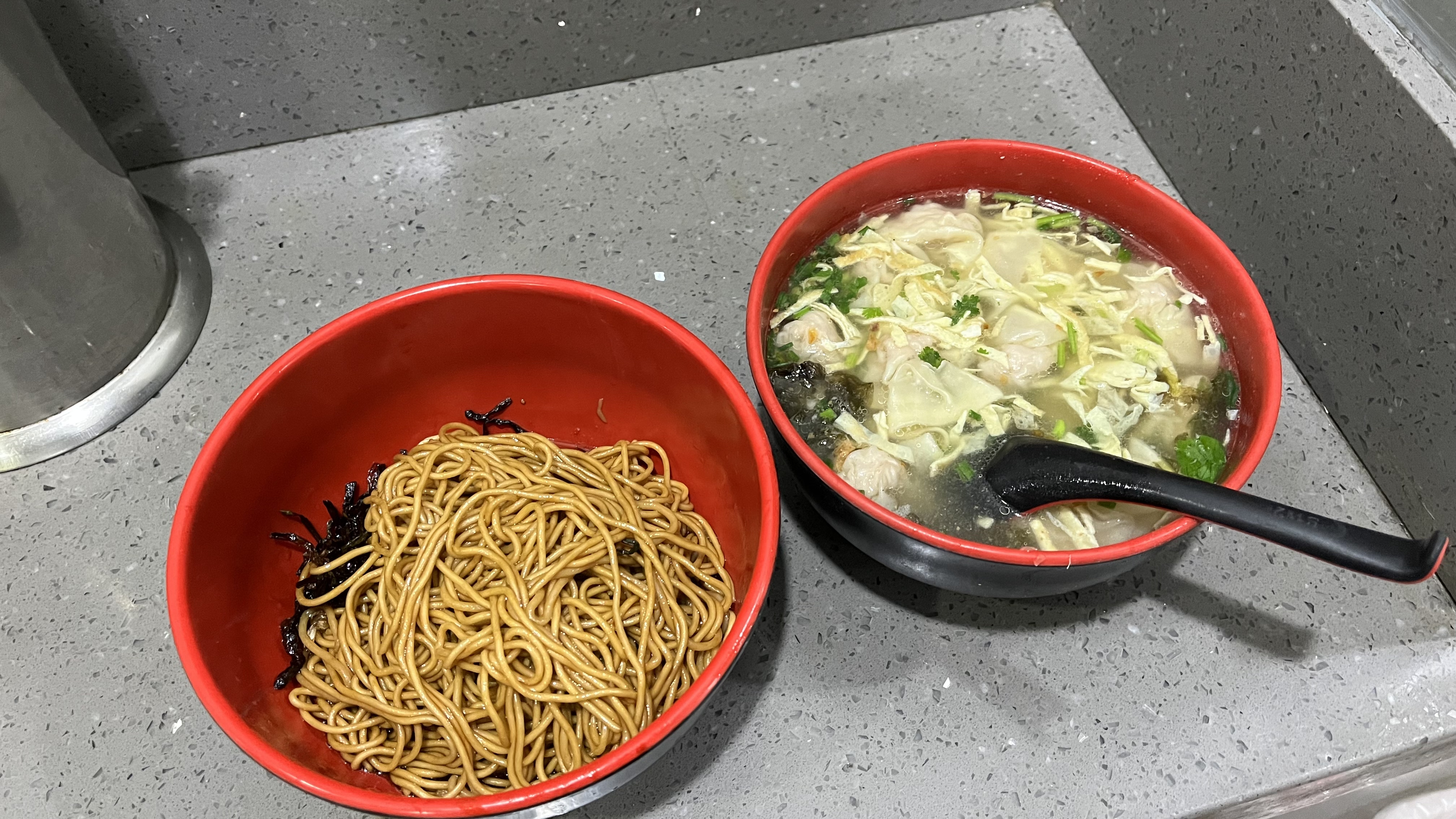 上海平价小馄饨,位于市中心黄金地段,配料丰富12元一大碗