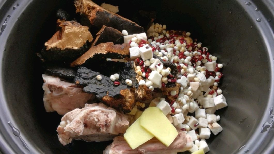 常熬夜,容易湿气重心火旺,小伙教你煲清肝安神祛湿汤,快收藏吧