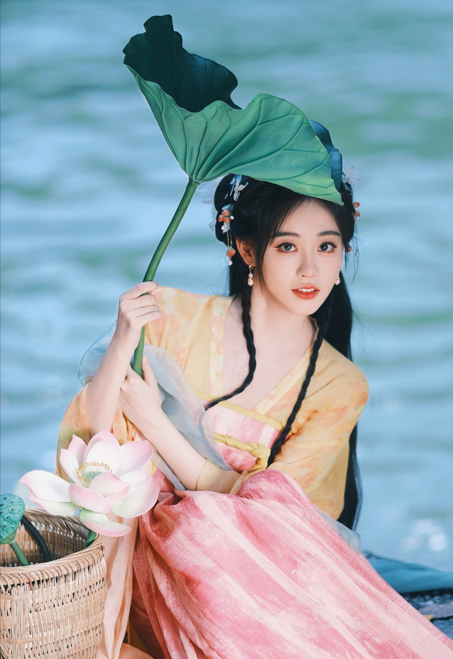 论祝绪丹与古装的适配度有多绝.这一组夏日荷池边古风写真图太美了.