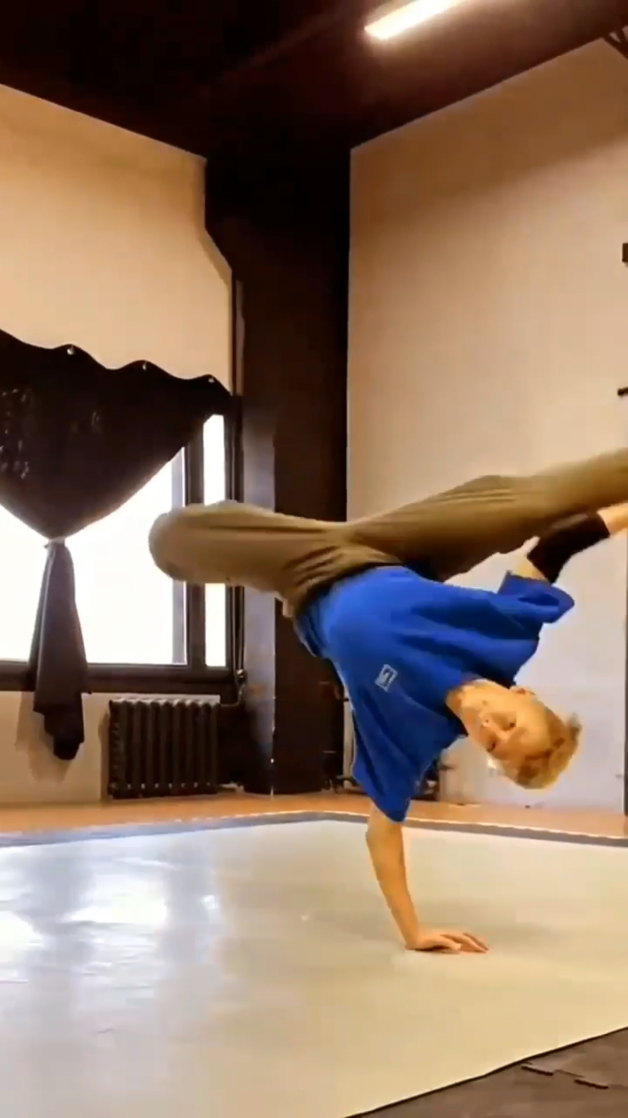 街舞神童高难度动作,力量运动富有挑战,王者级别舞蹈!