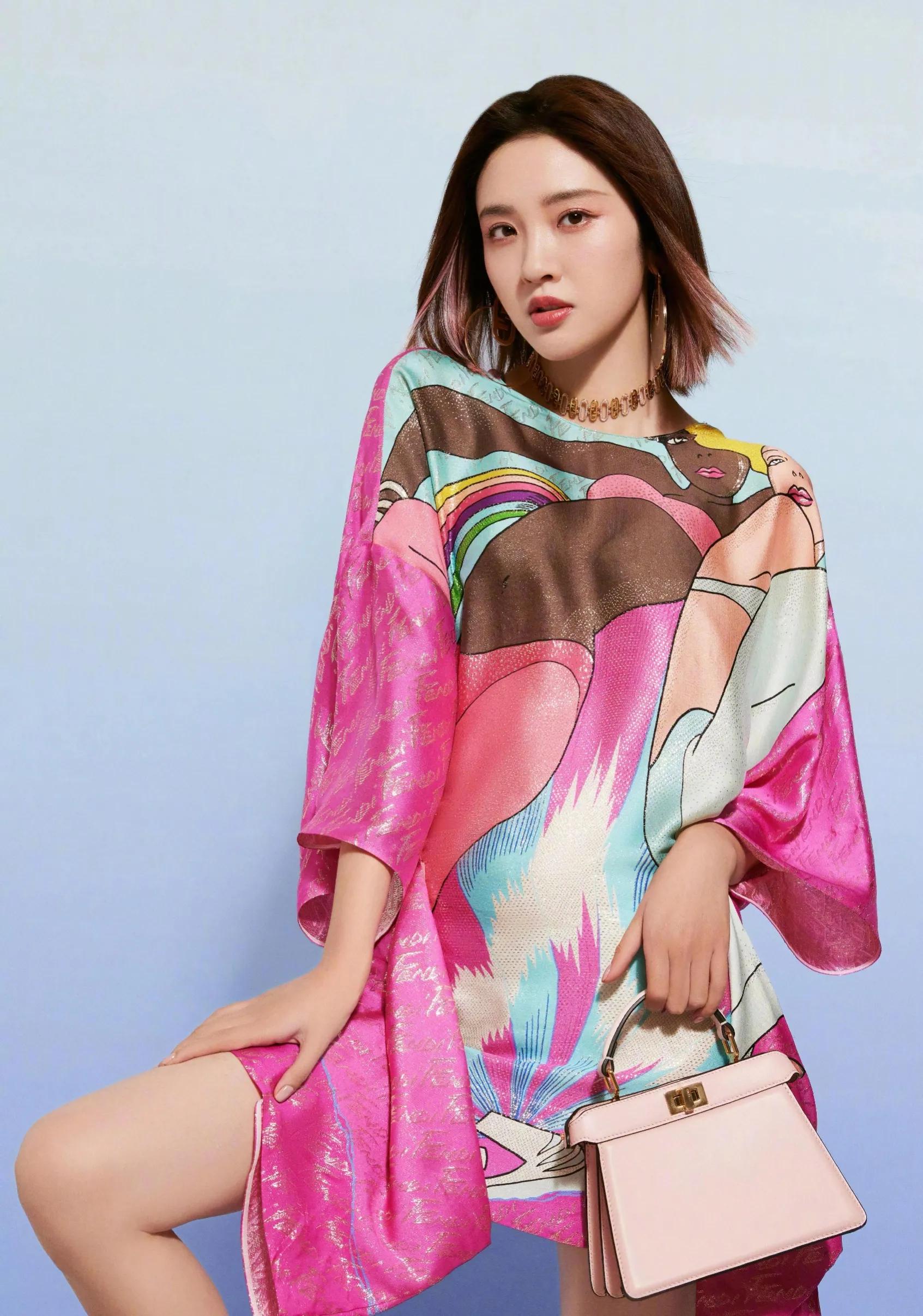 美女明星唐艺昕,甜美清新,俏丽多姿