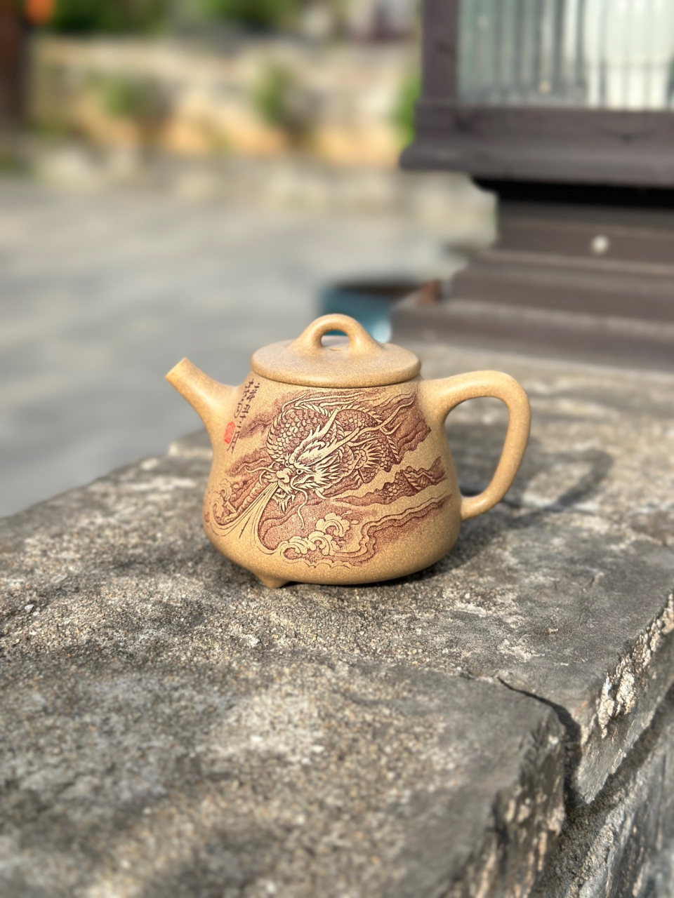 有"中华神刀"美誉  杨喜雨老师被誉为"中华神刀",身怀绝技,紫砂刻绘