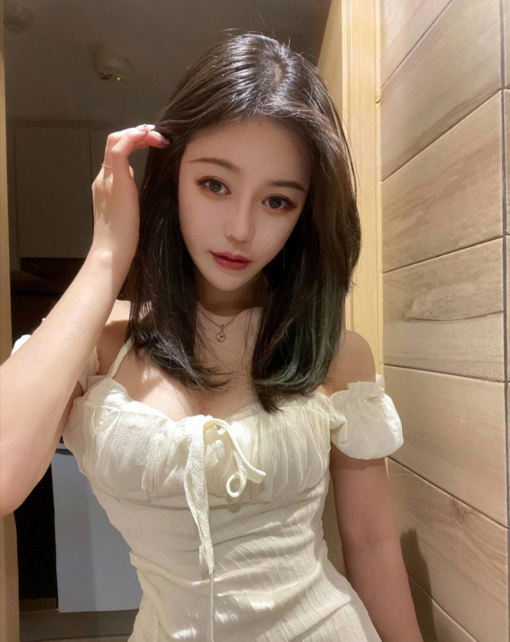 叫我美女吧,其他称呼不是很合适