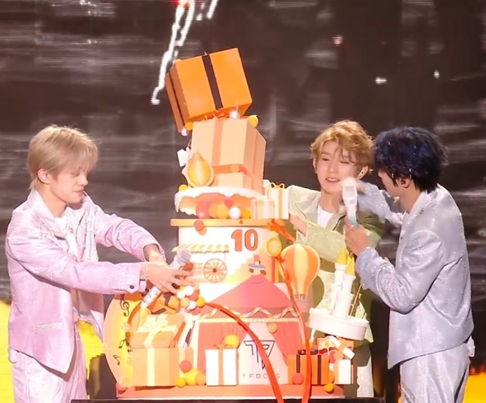 tfboys 十周年演唱会的蛋糕倒了,三个人一起去扶蛋糕也太搞笑了吧,李