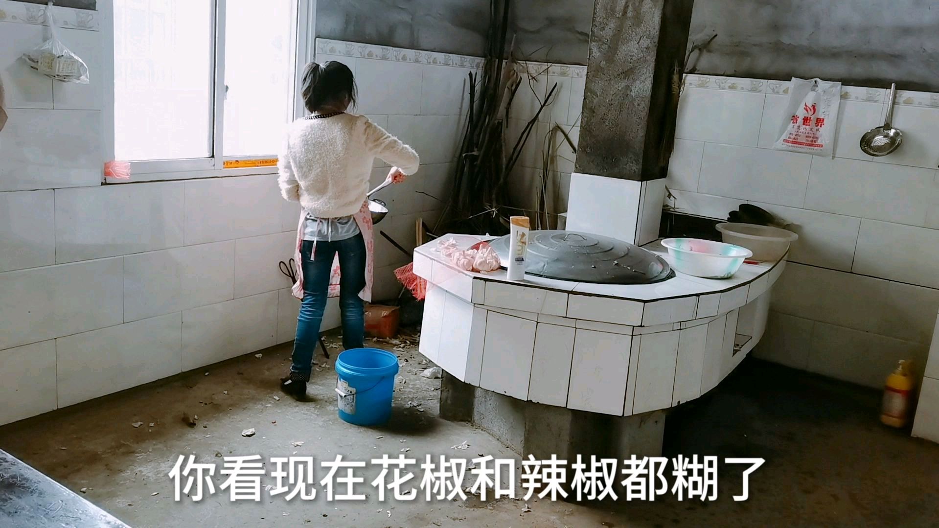 在家炒菜,老公在旁边指导,我一紧张辣椒都糊了,气得老公亲自炒