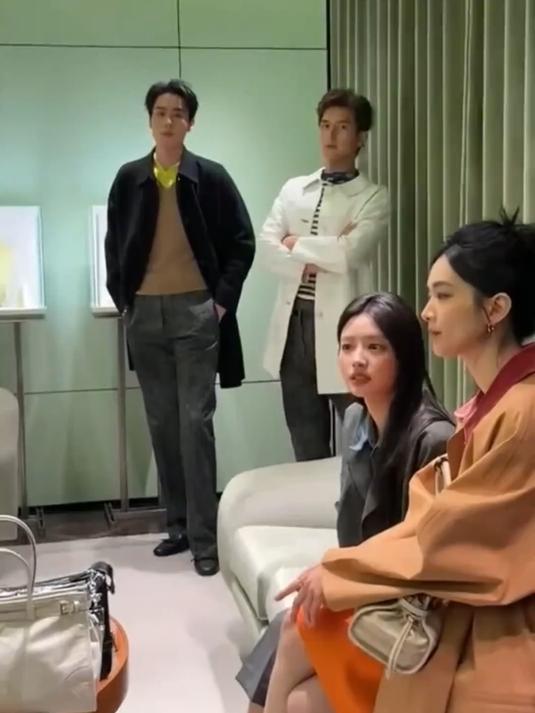 李现,胡一天两兄弟梦幻联动,他俩往那一站谁不迷糊啊!