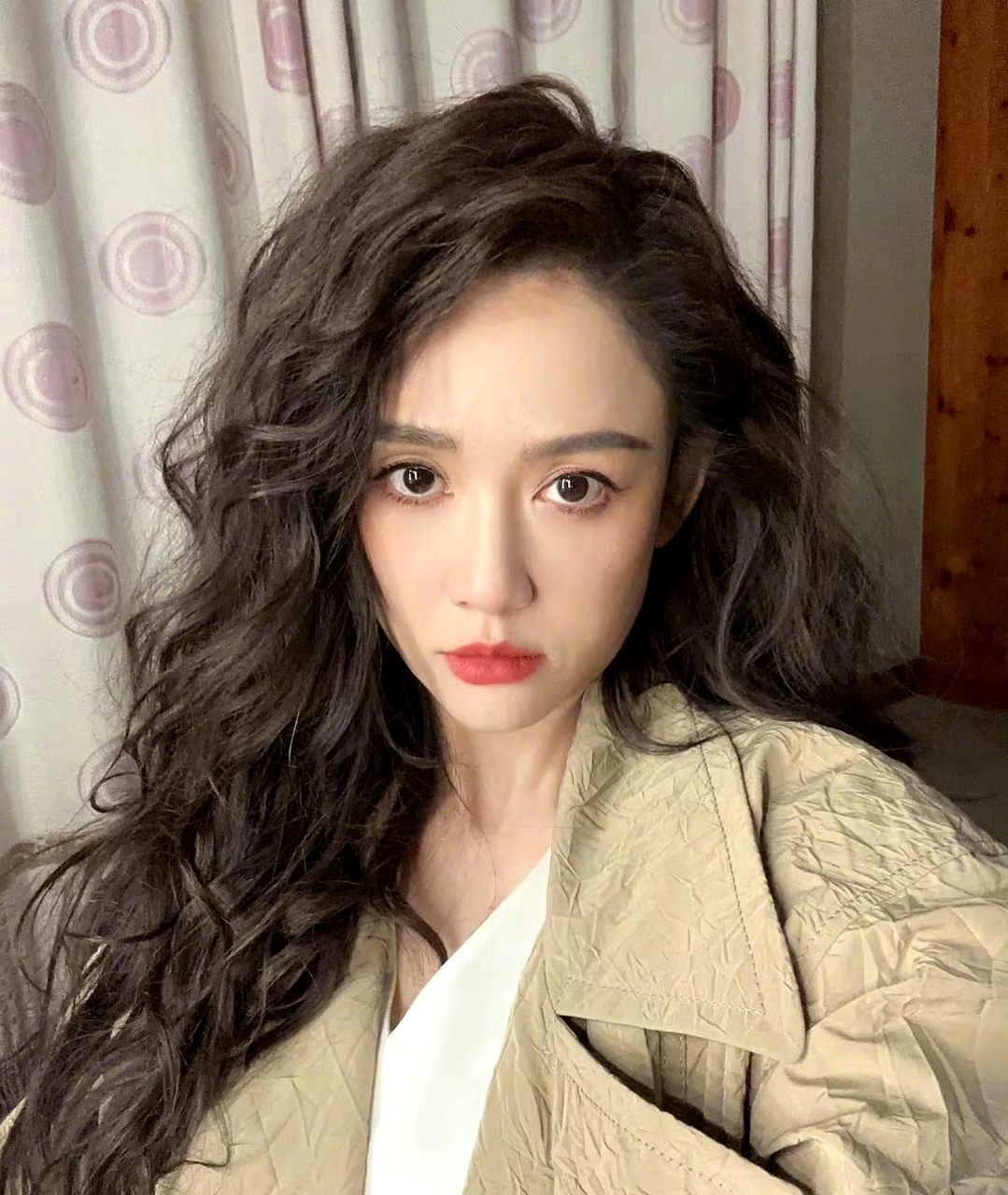 陈乔恩这卷发显得脸更小了