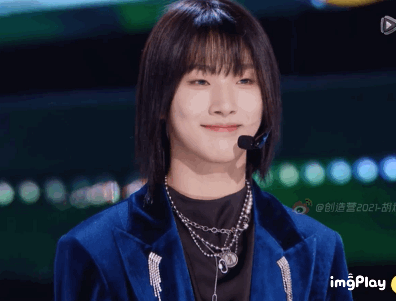 看过胡烨韬的创造营舞台,初亮相有点油,但是后面越来越清爽,舞台表现