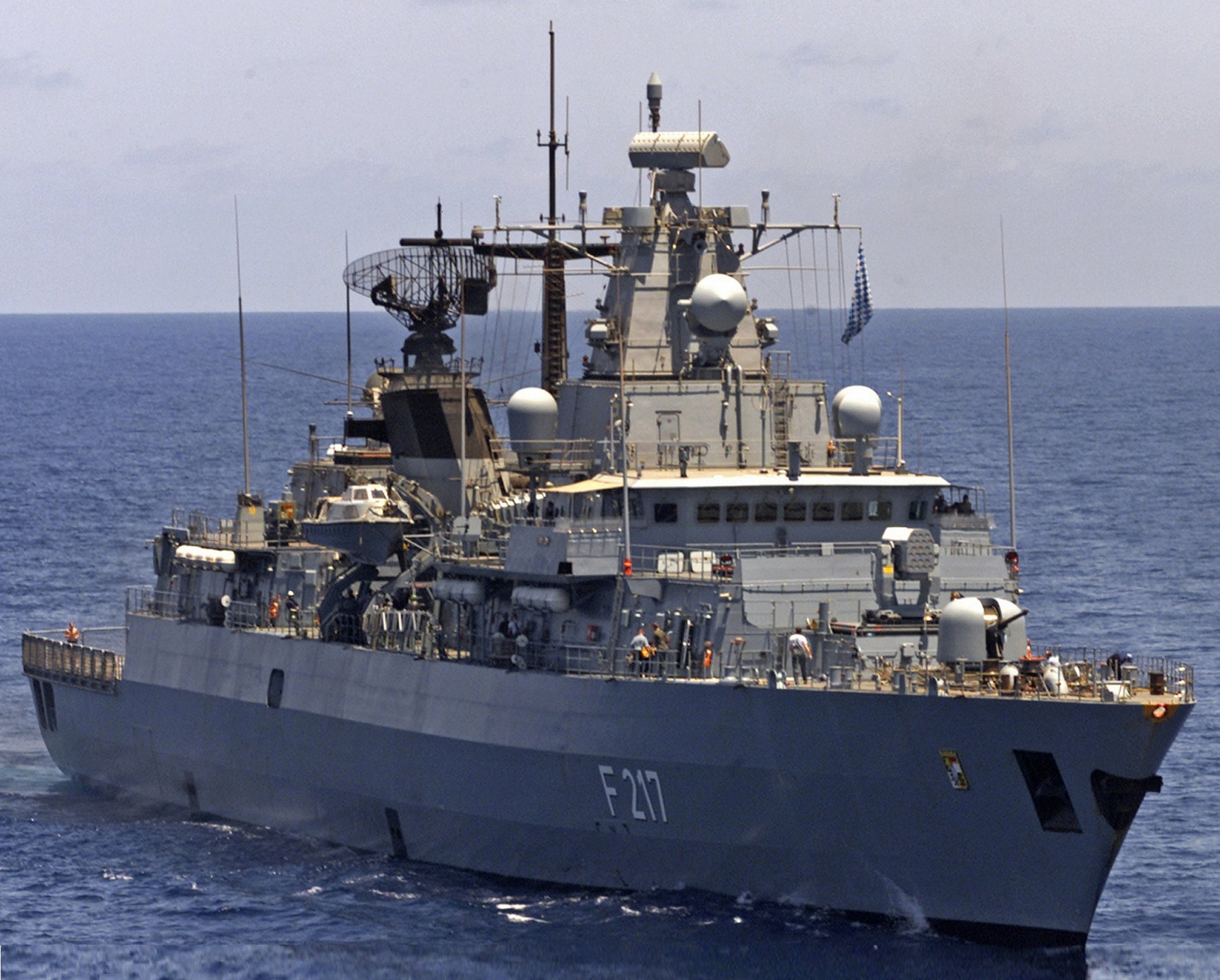 战舰欣赏:德国f217巴伐利亚号护卫舰.舰长139米,宽16.