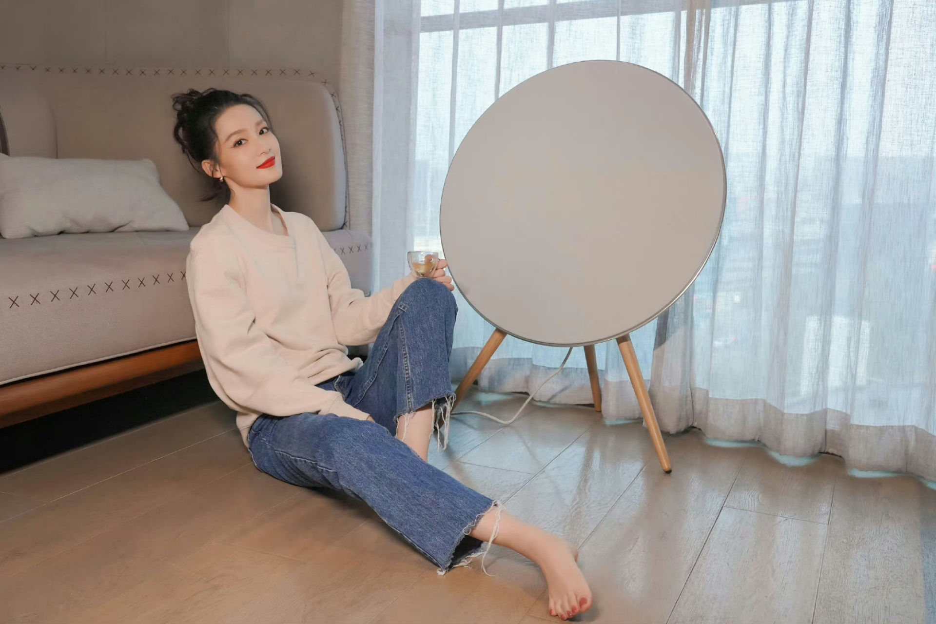 李沁  美脚丫  皮肤白皙细腻真让人羡慕