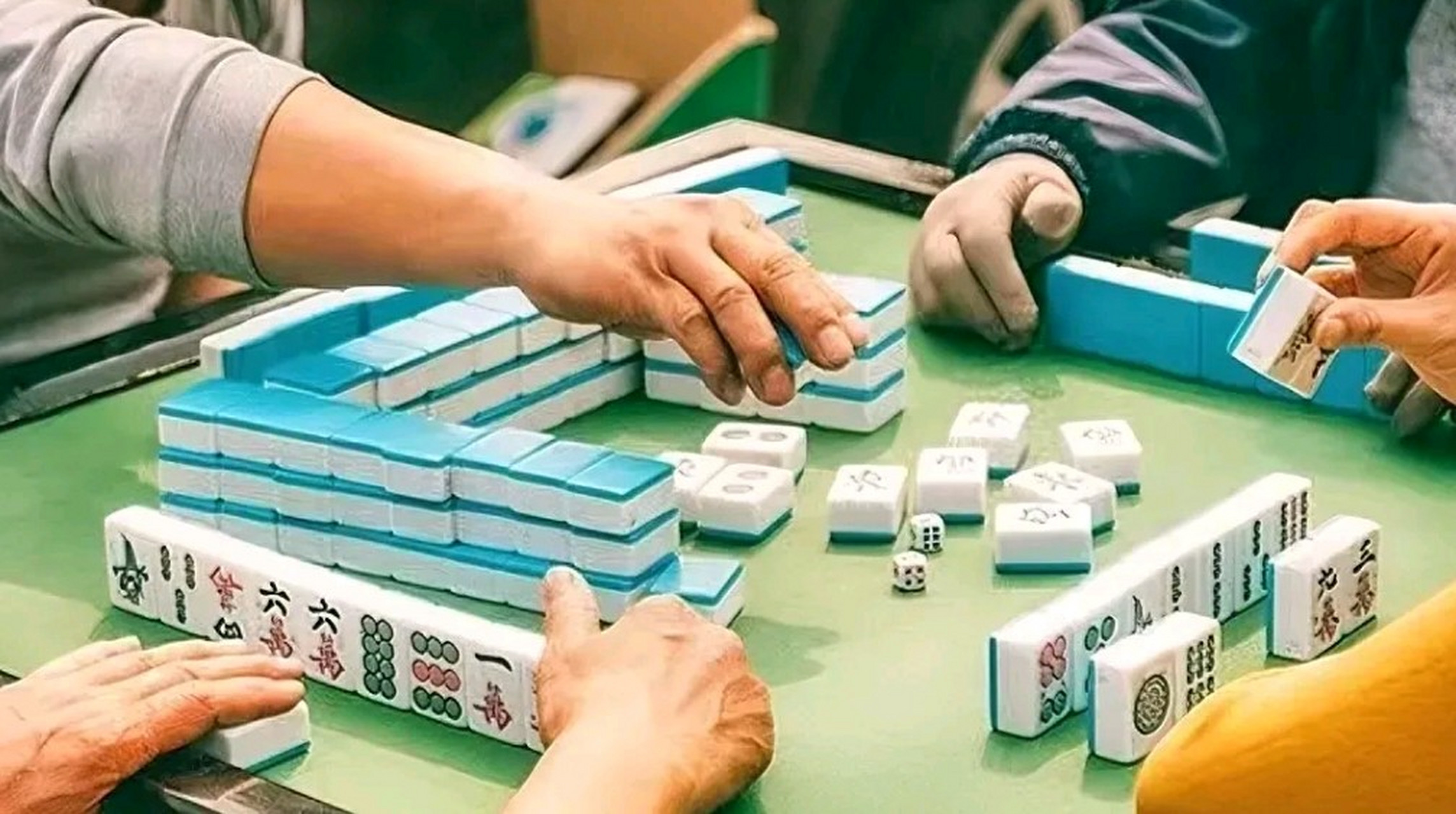 女子到麻将馆打麻将,万万没想到,打了几轮之后,突然身体不适,身体不