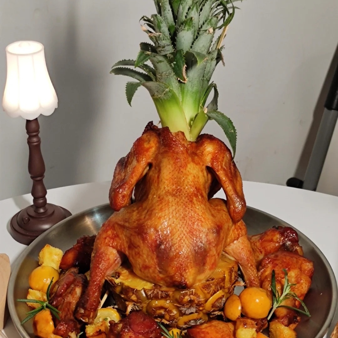 菠萝霸王烤鸡你吃过吗?光看这坐姿就知道够霸气!