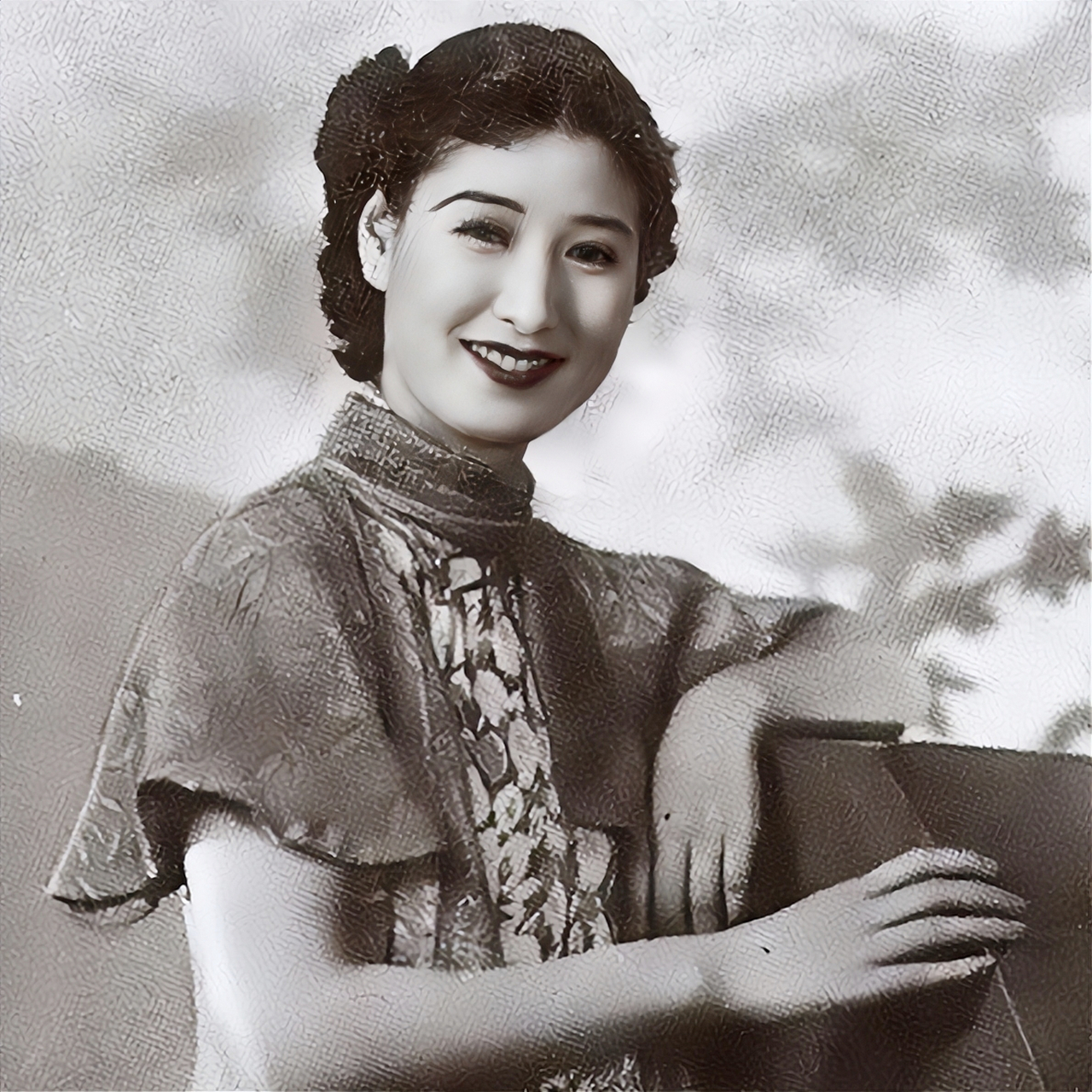 1942年,"民国第一交际花"佘爱珍的丈夫不幸被日本人毒死,佘爱珍痛不欲