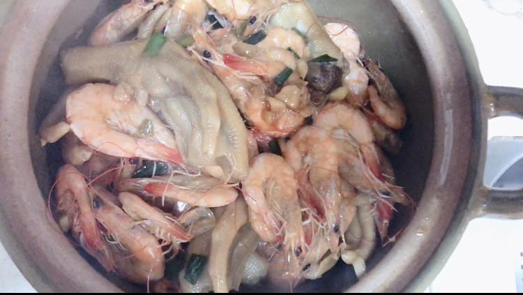 鸭爪炖虾,肉质鲜美,香甜入味,吃了还想吃