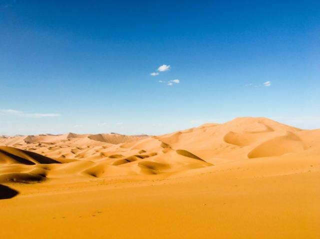 黄沙蓝天景色美