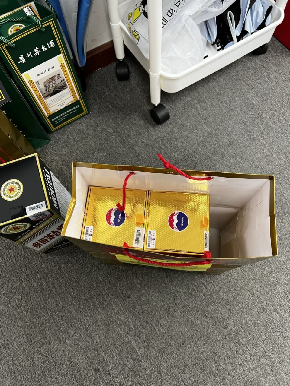 茅台酒手提袋的设计绝对算得上是最科学的设计,把空间利用到了极致