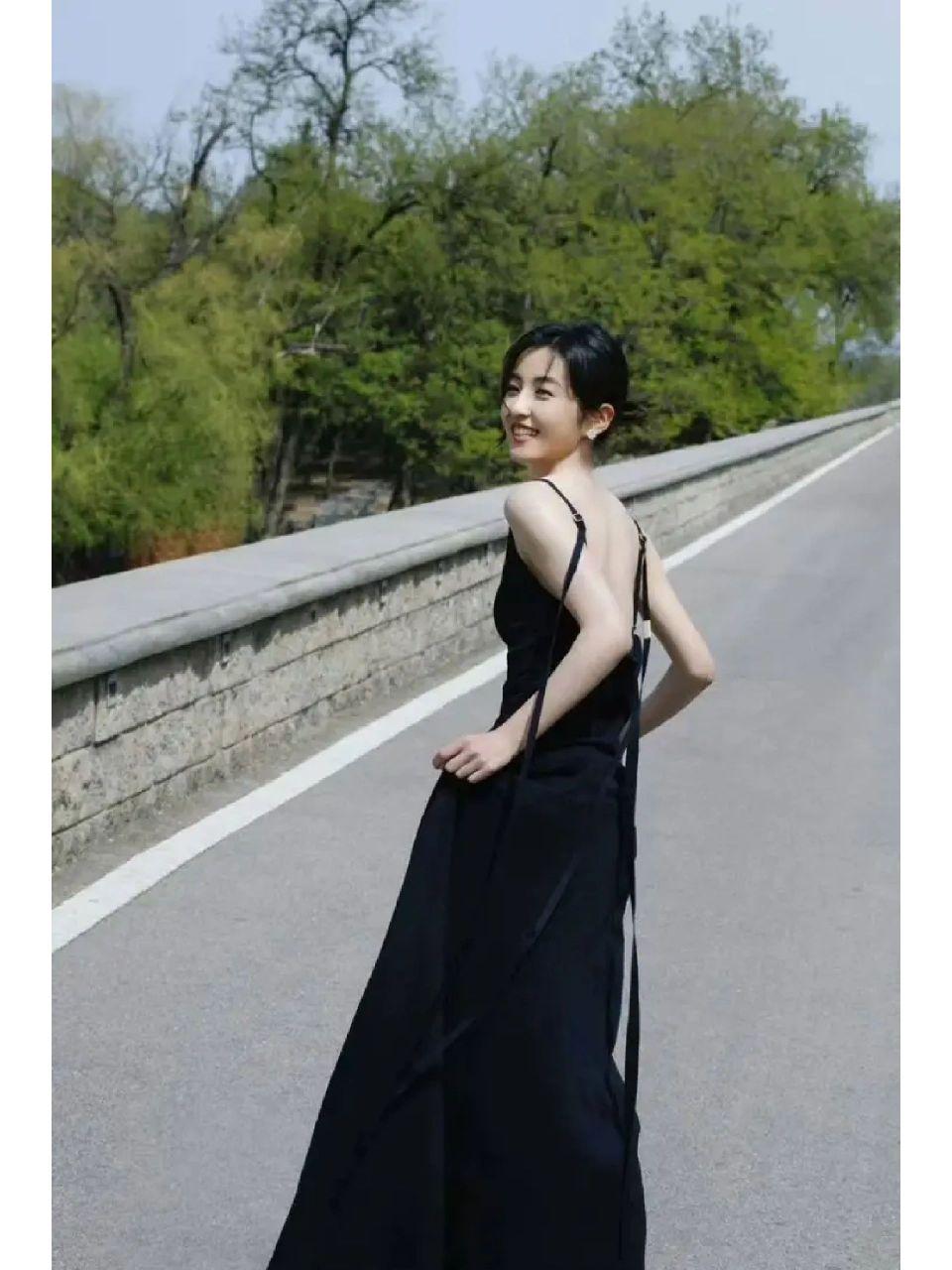 张子枫穿黑色礼服裙拍大片,又美又飒,唯美高级.