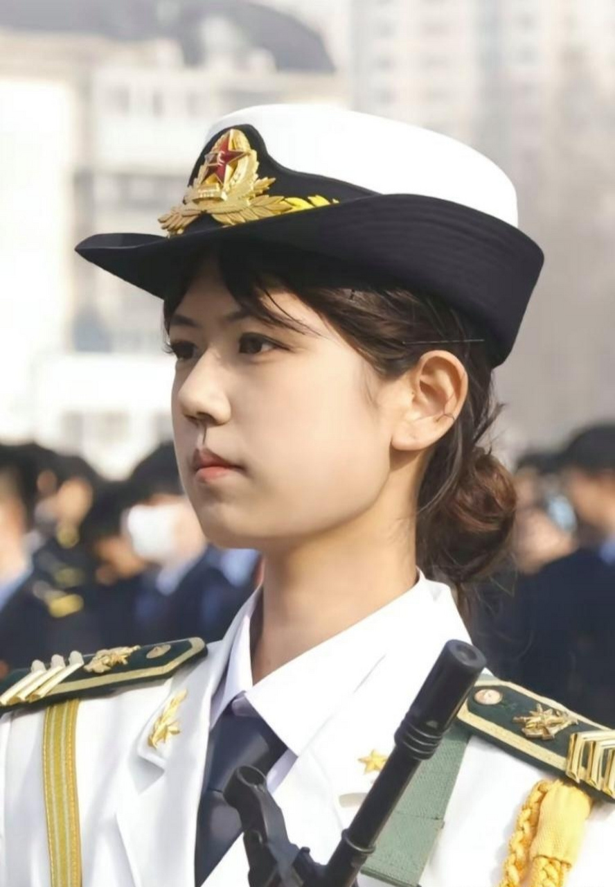 英姿飒爽的中国女兵,仪容端庄,面容清秀,神情肃穆,这张照片拍的太美了