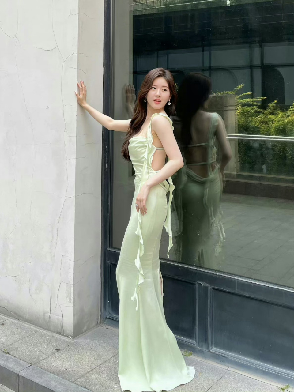 赵露思吊带露背裙