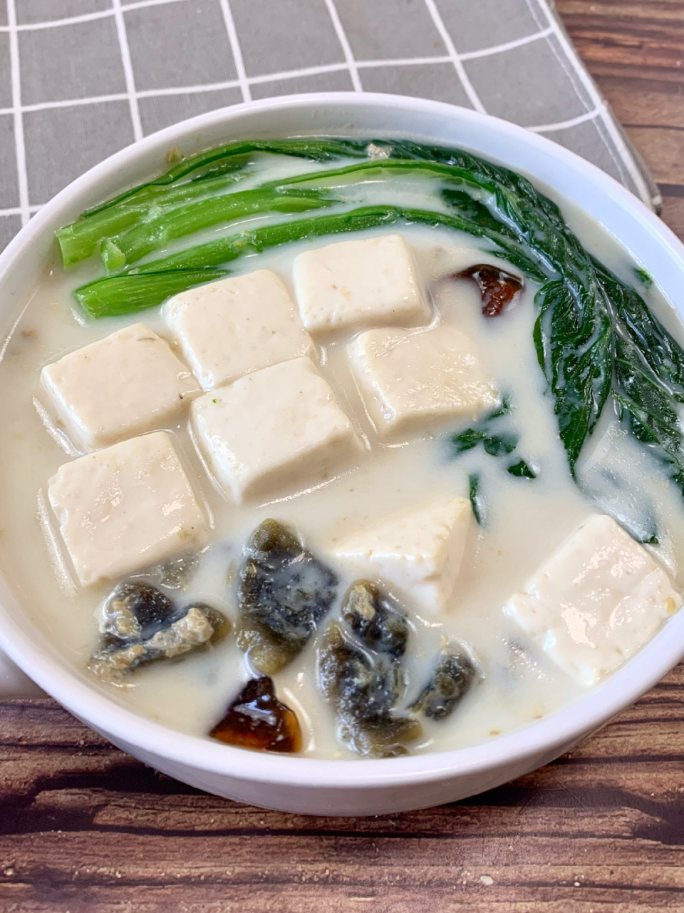 菜心皮蛋豆腐汤～这个汤真的太好喝了! 奶香奶香的!