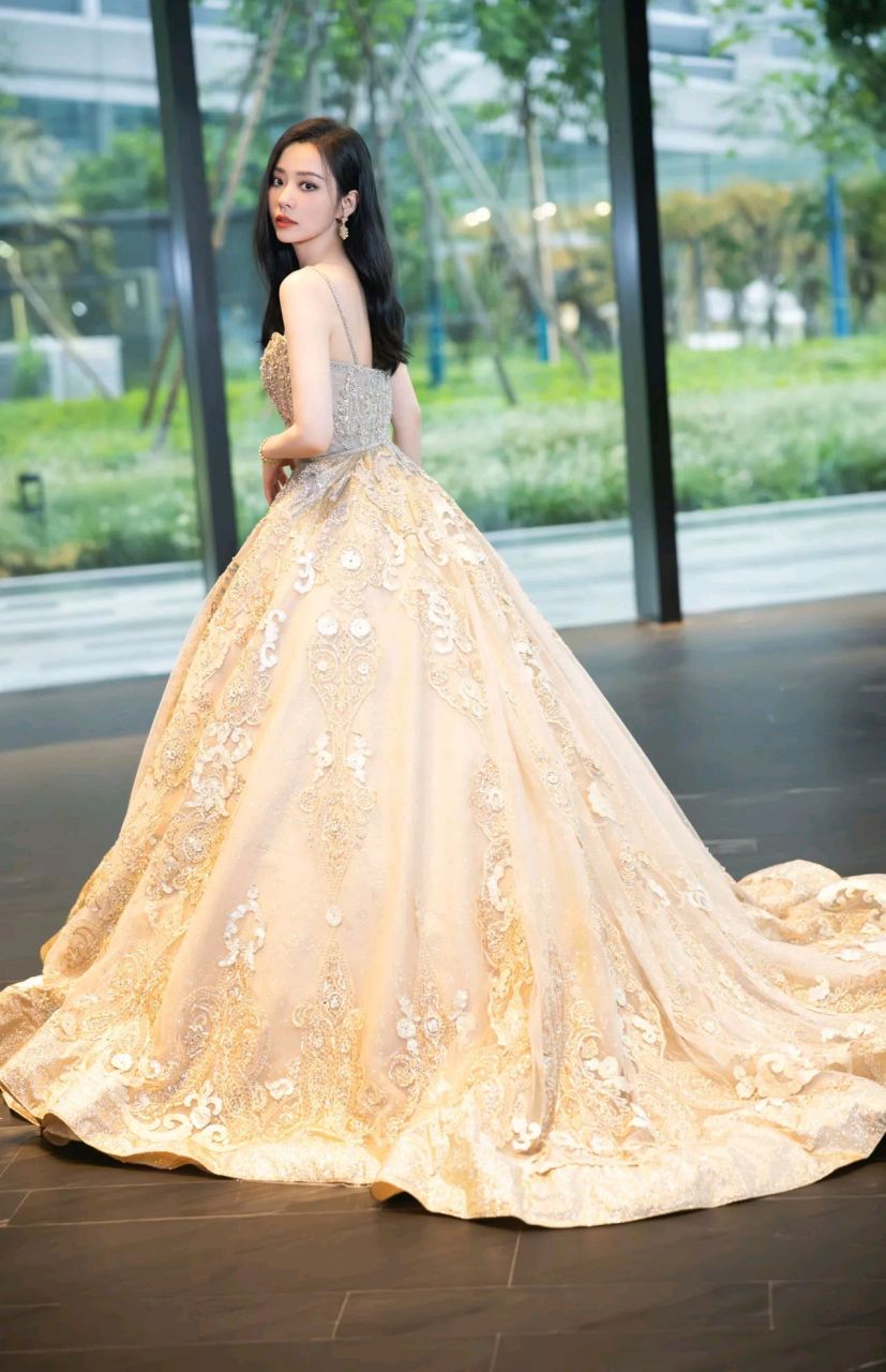 张靓颖 东方风云榜盛典, 张靓颖一袭金色流光长裙熠熠闪光, 精致感扑