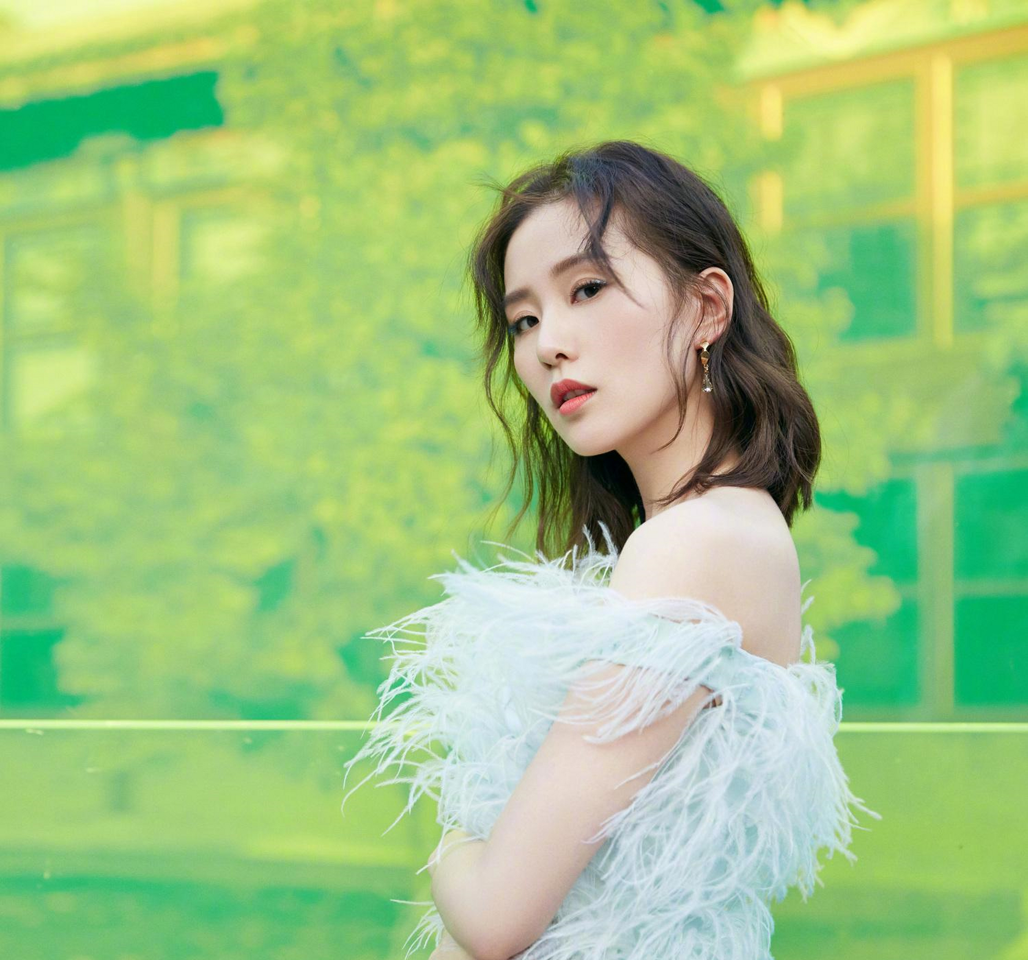 赵尧珂生日写真照上线,白色羽毛抹胸短裙惊艳又迷人