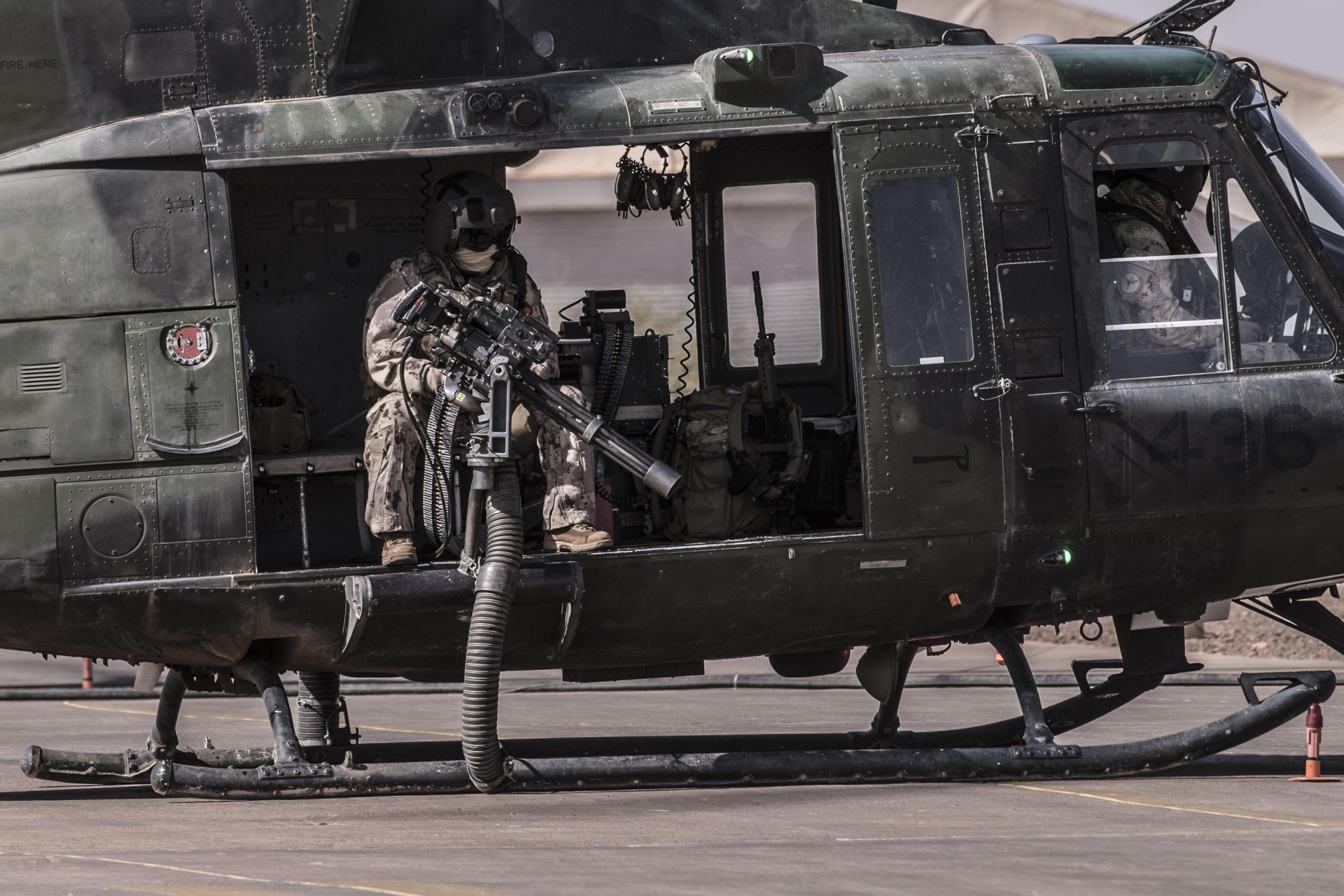 加拿大陆军直升机·舱门机枪手威风凛凛