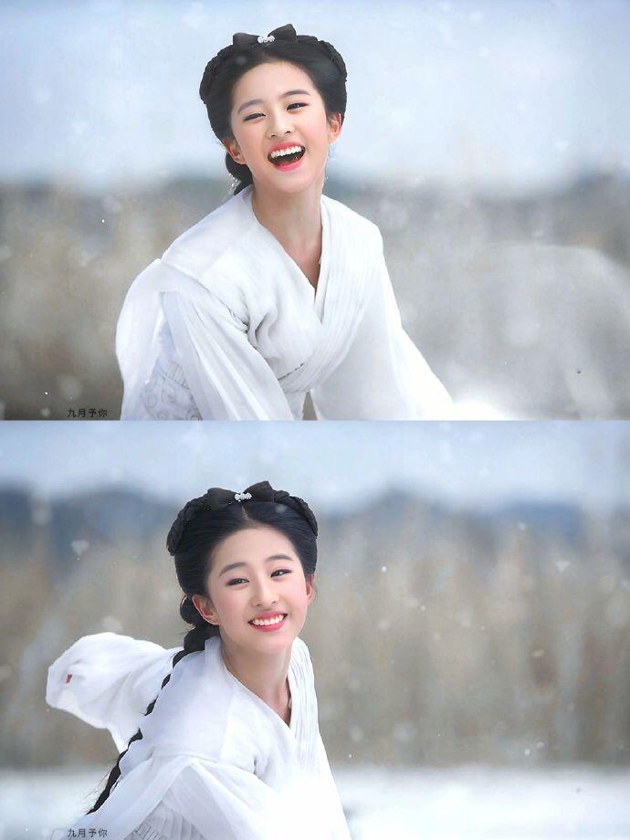 到底谁老说刘亦菲笑起来不好看的啊?明明很甜啊!