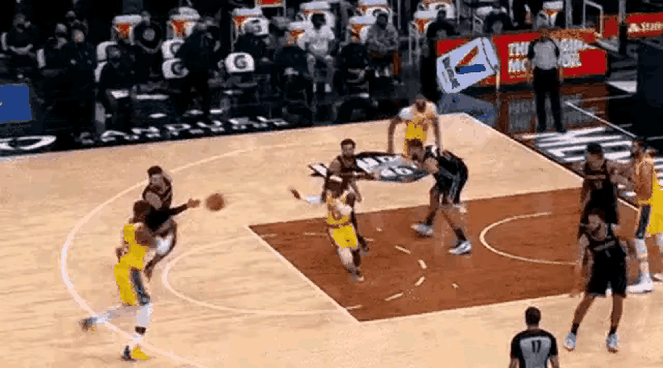 67一步,两步,21号在詹姆斯第三步的起跳封盖,没想到詹姆斯直接又走