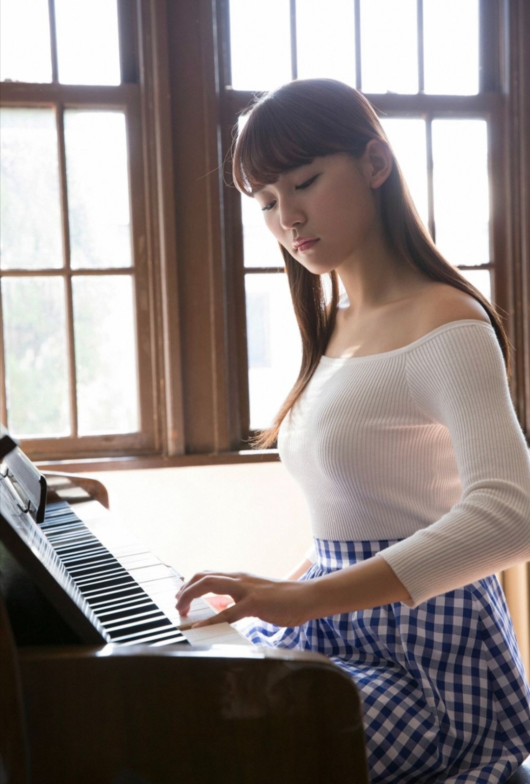 美少女偶像浅川梨奈上钢琴课时的动人写真