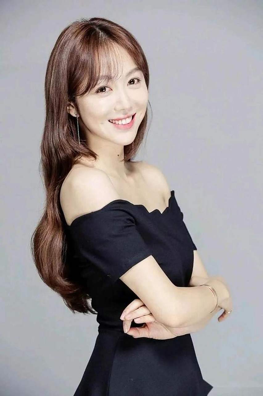 姜妍:水蛇腰,大长腿,魔鬼身材美厨娘.微笑的女孩运气不会差!