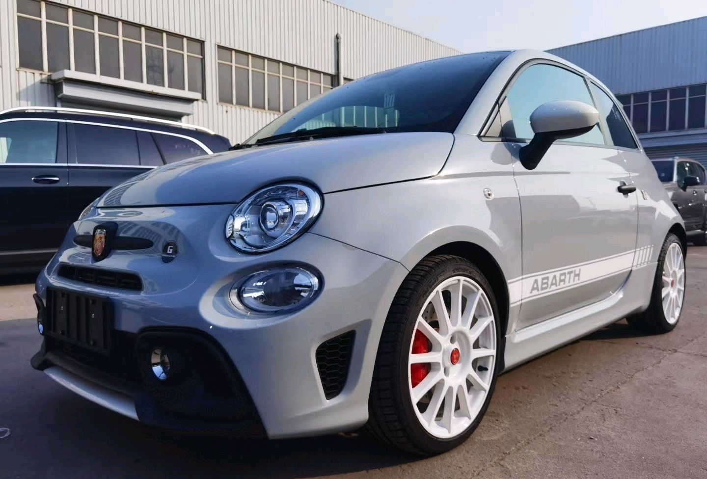 "蝎子"车标 赛道风格,"阿巴斯"fiat500抵达港口,落地超40万