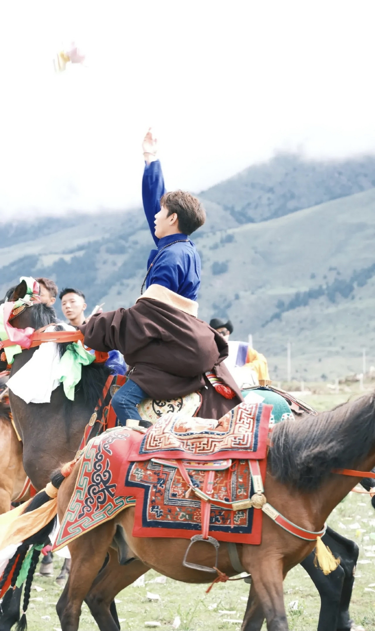 格聂山下丁真珍珠 煨桑撒隆达赛马 飒爽英姿自由驰骋#我要上热门