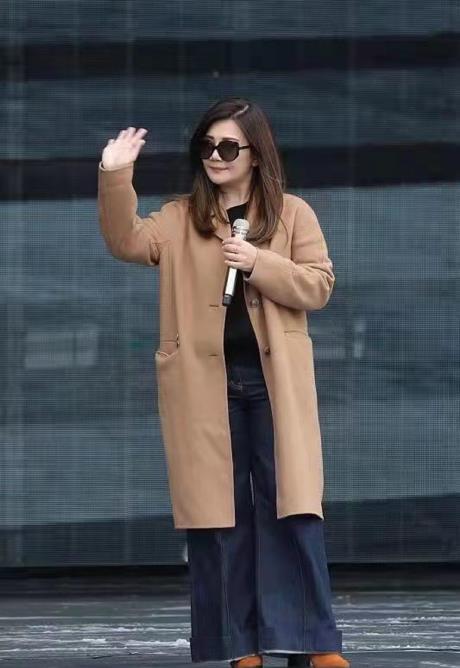 梁静茹胖成了这样,1米5身材穿着大衣搭阔腿裤,彻底变阿姨辈