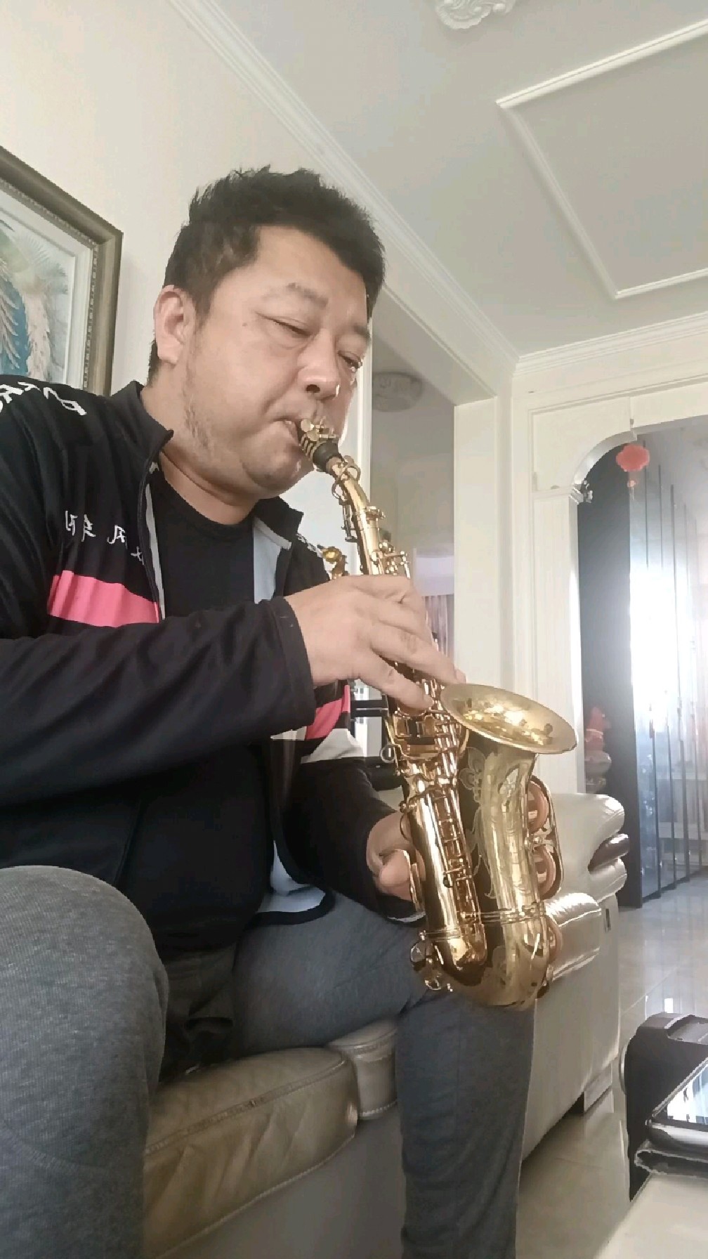 早晨起来也不洗漱,先清吹一段肯尼基萨克斯演奏大师的高音萨克斯曲