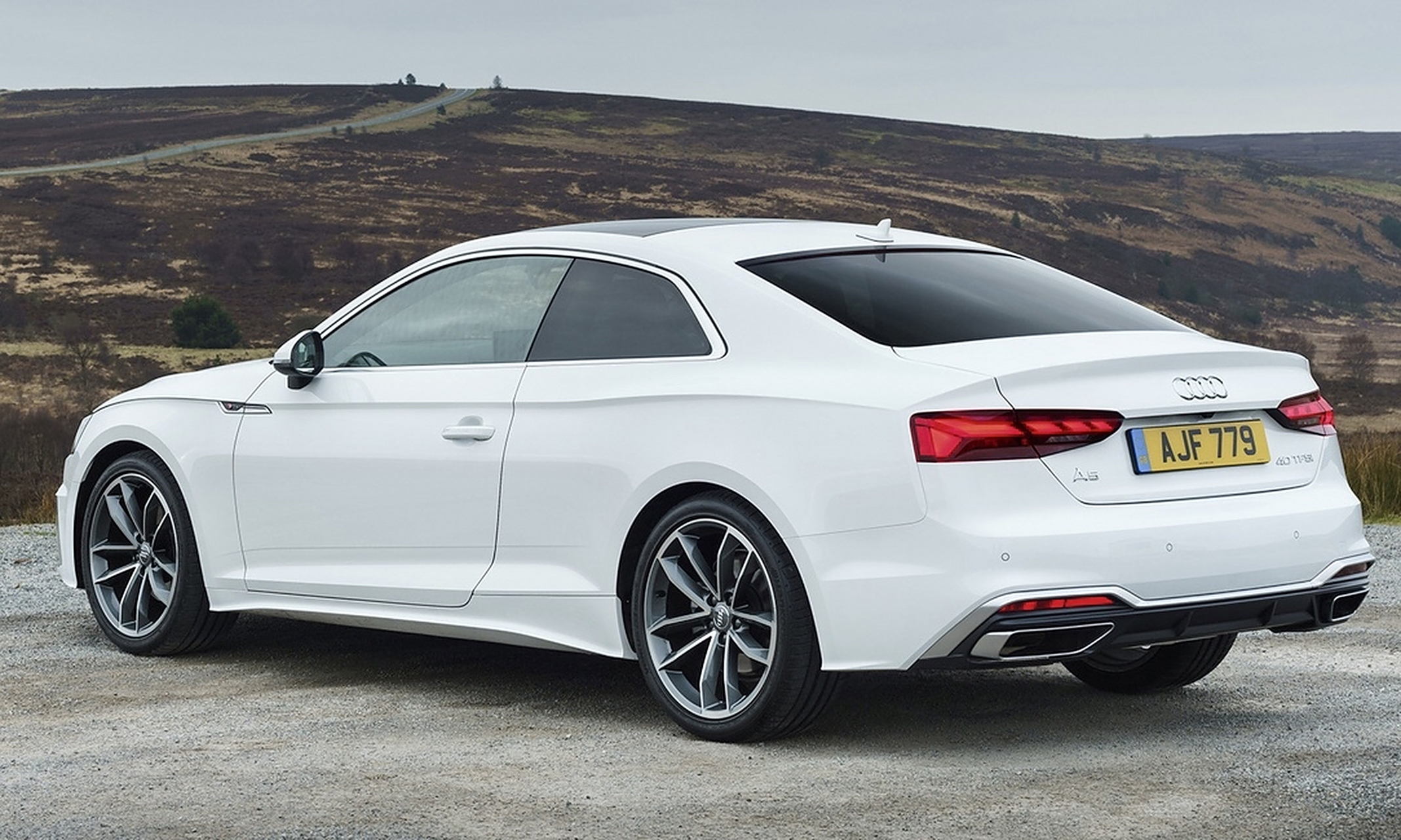 奥迪a5双开门轿跑,国内还是挺少见的,优雅低调但又不失大气的外观