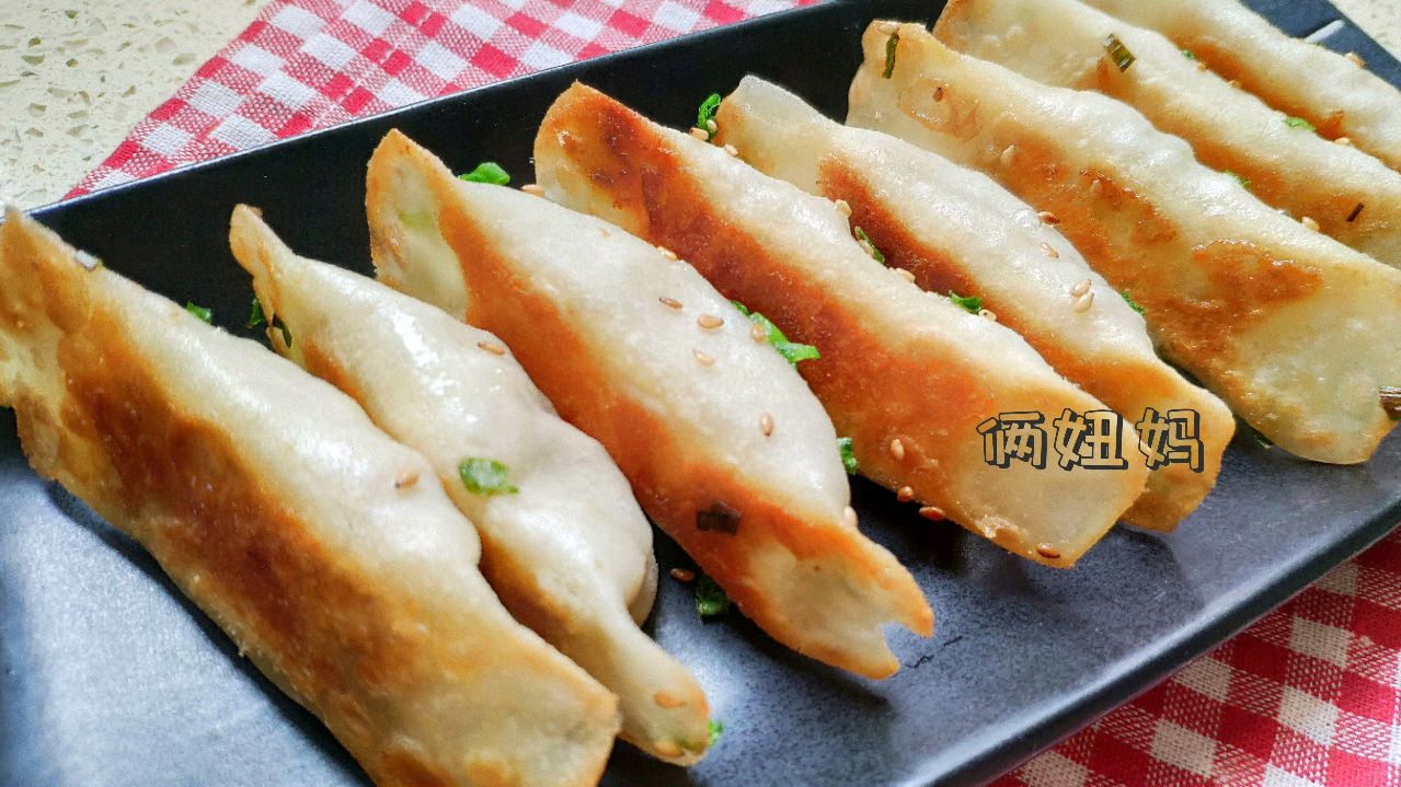 别再买现成的饺子皮做锅贴了,这样做才会皮酥脆,馅儿鲜美