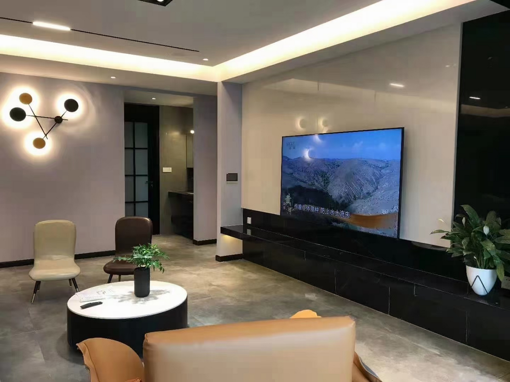 现在装修这种无主灯设计越来越多,有的人怕吊满顶以后层高会变矮,但