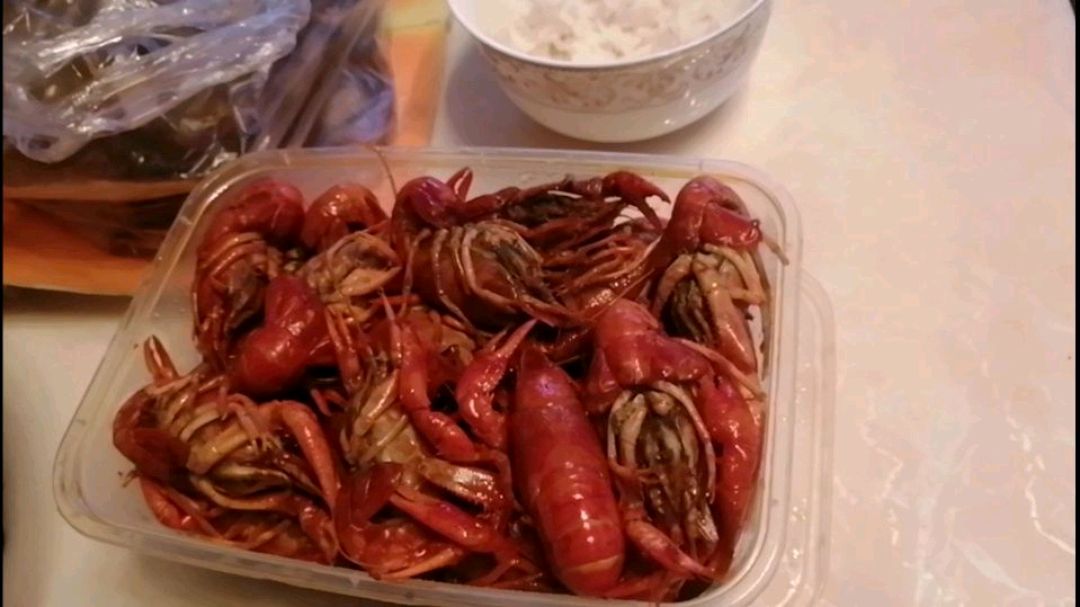 今天买了卤龙虾和麻辣鸭脑壳,又麻又辣,辣的过瘾