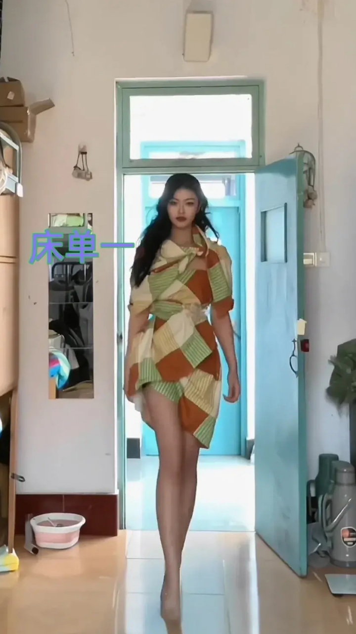 近日,山东烟台某高校一服装设计专业学生,用塑料袋和床单设计服装,在