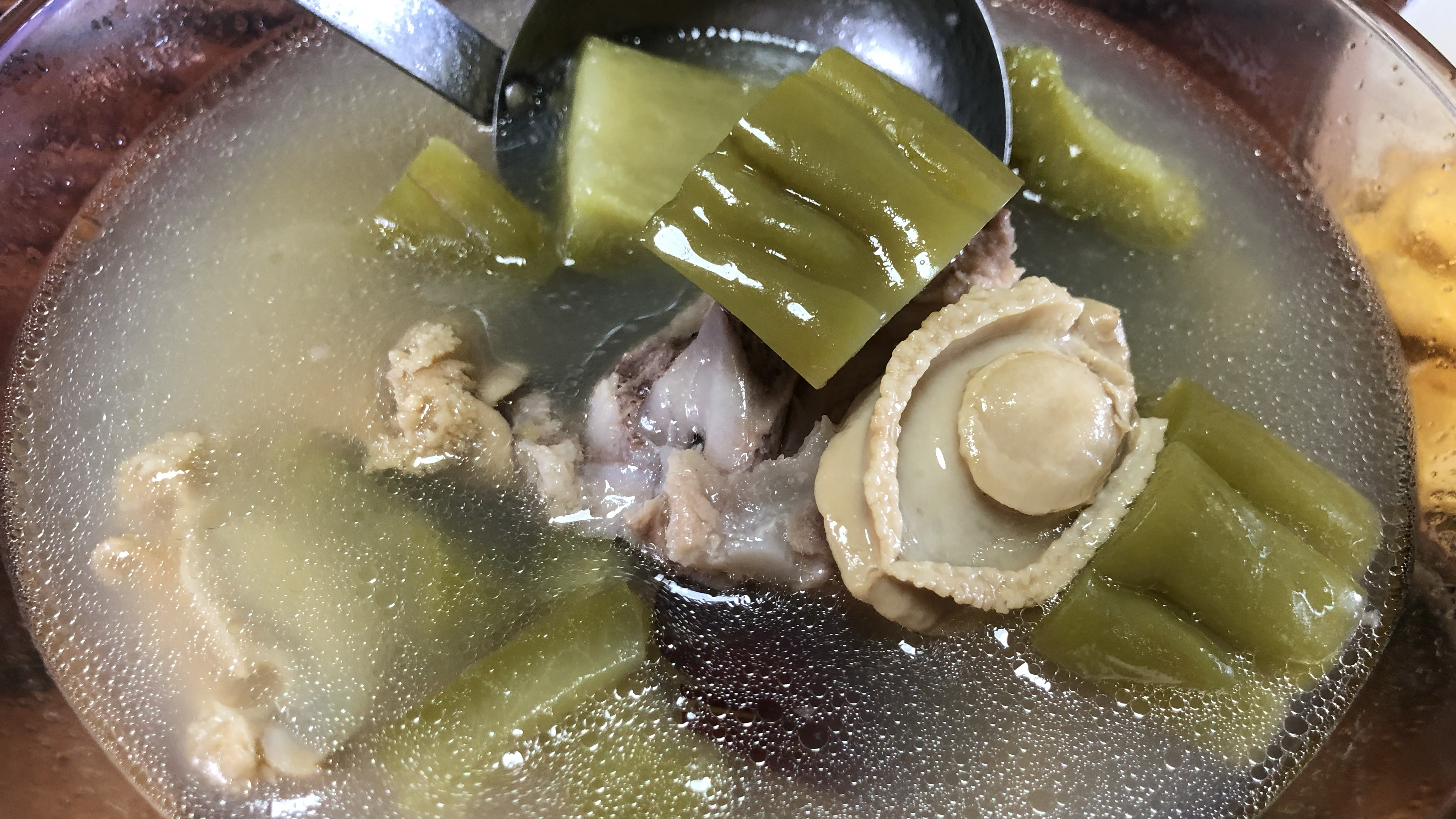 喝汤啦!猪尾巴鲍鱼黄豆苦瓜汤,清热解暑,养颜润燥,适合夏天喝