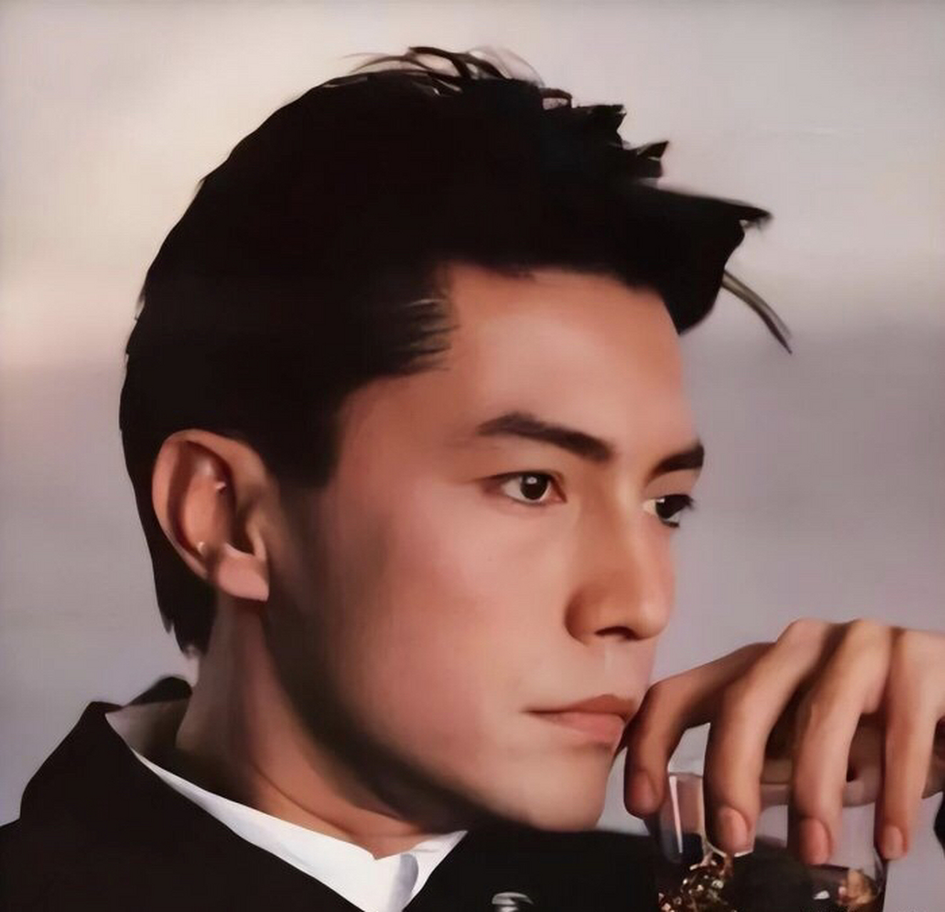 这应该是男人颜值的天花板了! 棱角分明的脸蛋,帅气而不"娘气"!