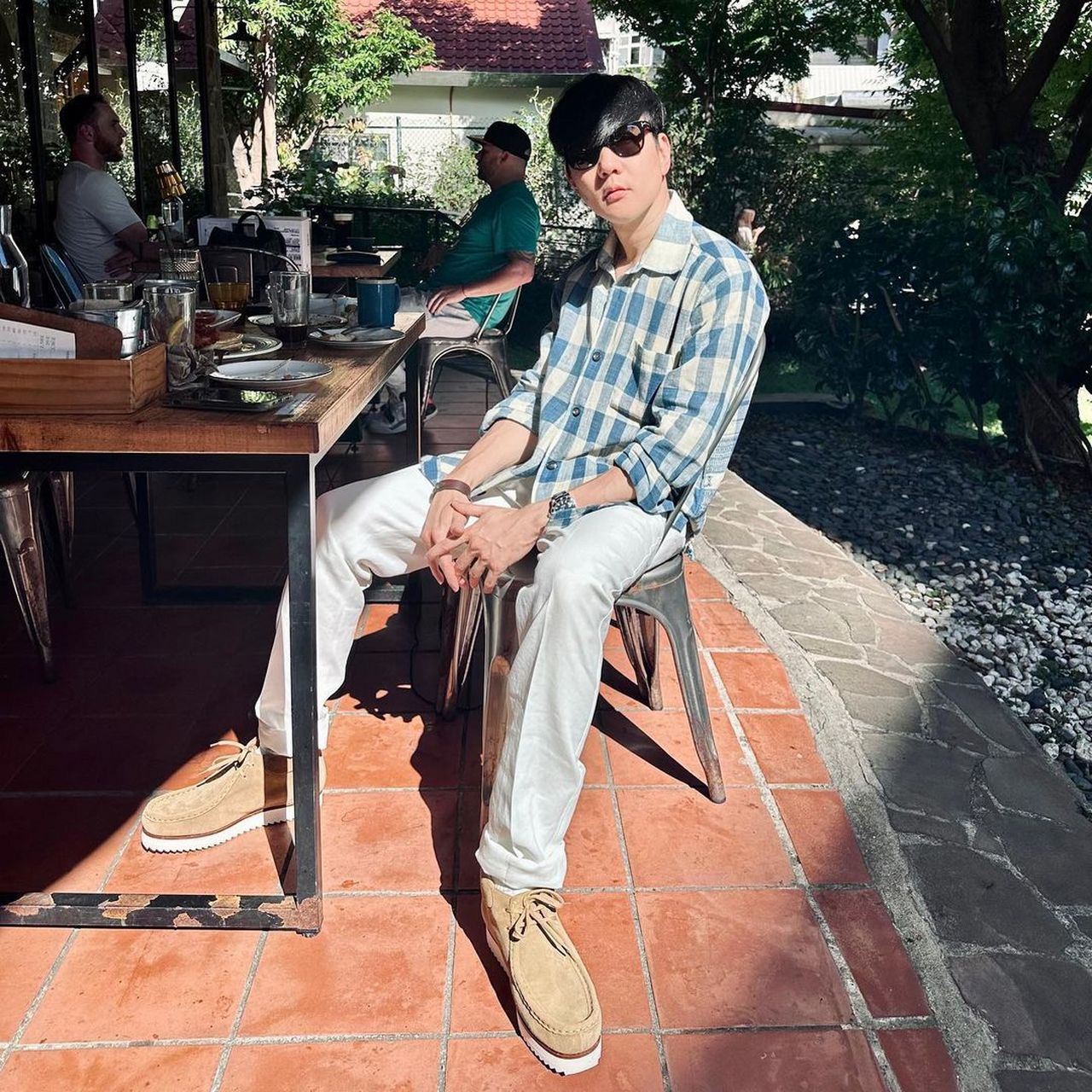 林俊杰最新po照! 长袖衬衫 墨镜,看起来很阳光.